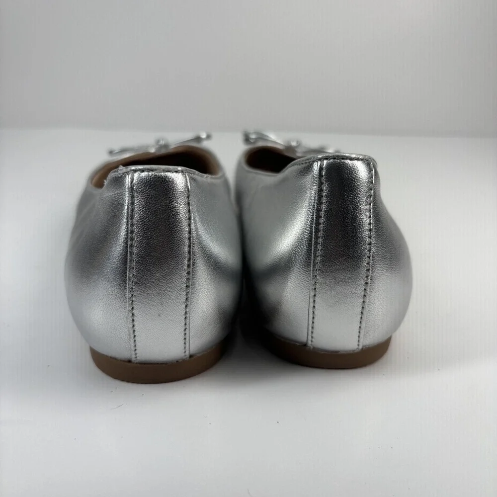 Vionic Silver Flats with Bow Detail 8.5 wide - Picture 4 of 16